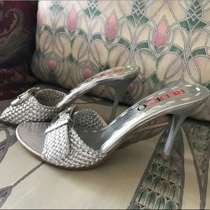 NEW REDTCO BERRY STYLE SANDALS SIZE 8.5